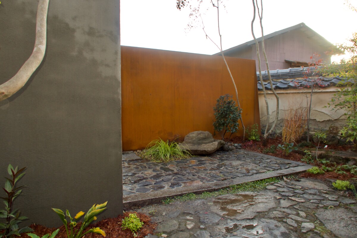亀岡市・コルテン鋼とモルタル塀の庭｜グリーン＋ガーデン　タマンサリ 施工例