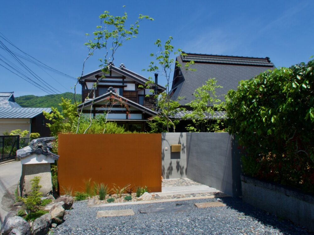 亀岡市・コルテン鋼とモルタル塀の庭｜グリーン＋ガーデン　タマンサリ 施工例